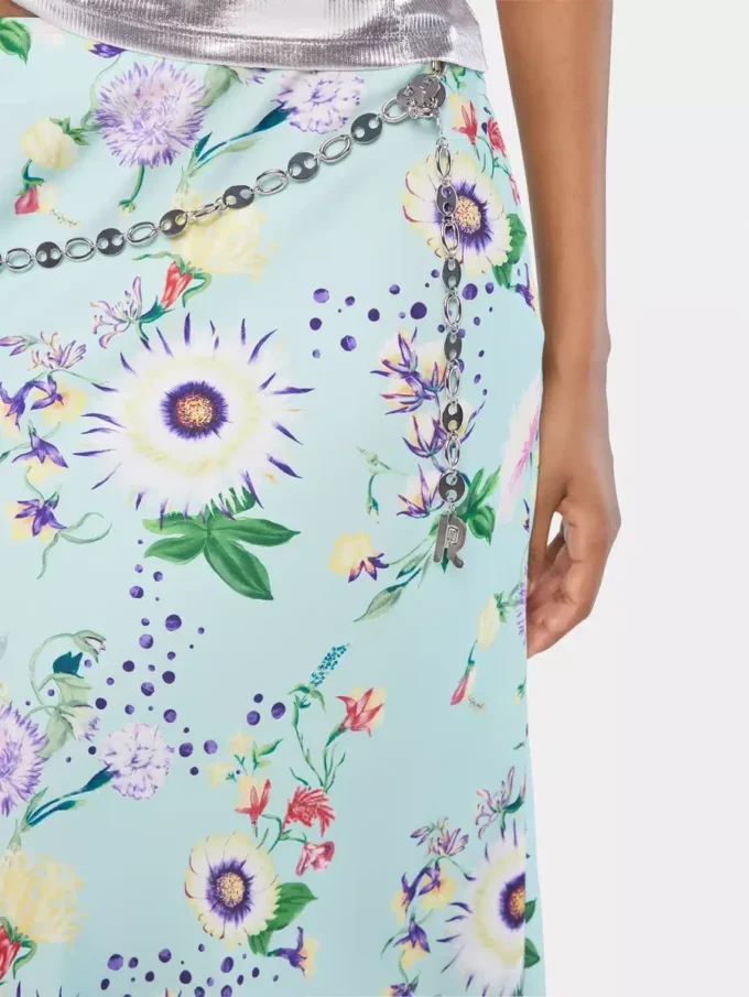 Blomstret nederdel med kædedetaljer