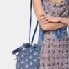 Denimblå raffia-bucketbag