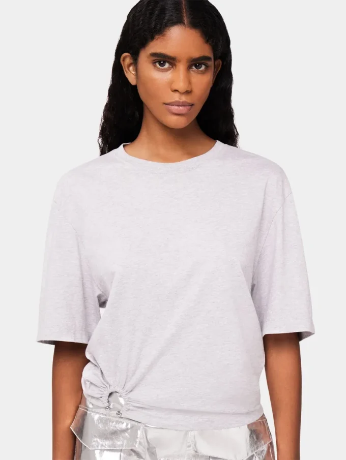 Grå T-shirt med piercing