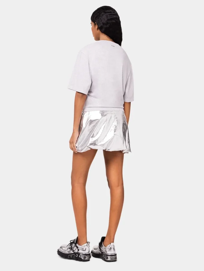 Grå T-shirt med piercing