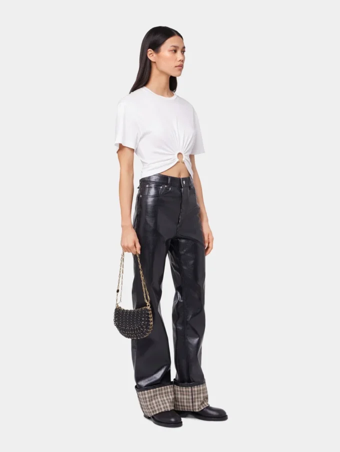 Hvid T-shirt med piercing