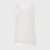 Hvid tanktop med karakteristisk piercing