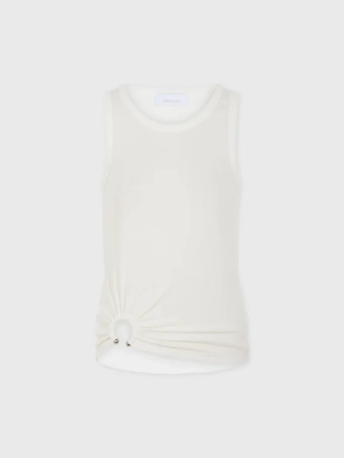 Hvid tanktop med karakteristisk piercing