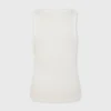 Hvid tanktop med karakteristisk piercing