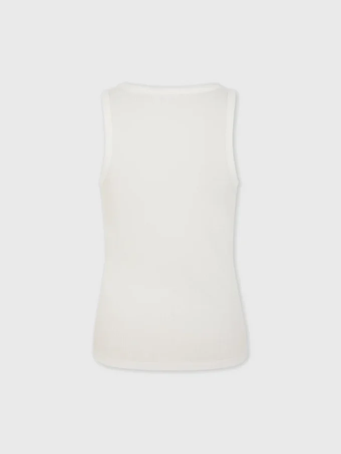 Hvid tanktop med karakteristisk piercing
