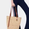 Naturlig raffia-taske med charms