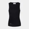 Sort tanktop med karakteristisk piercing