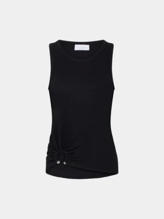 Sort tanktop med karakteristisk piercing