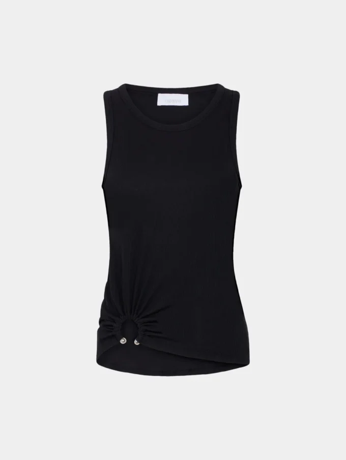 Sort tanktop med karakteristisk piercing
