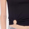 Sort tanktop med karakteristisk piercing