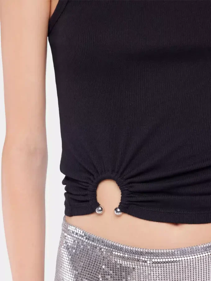 Sort tanktop med karakteristisk piercing