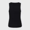 Sort tanktop med karakteristisk piercing