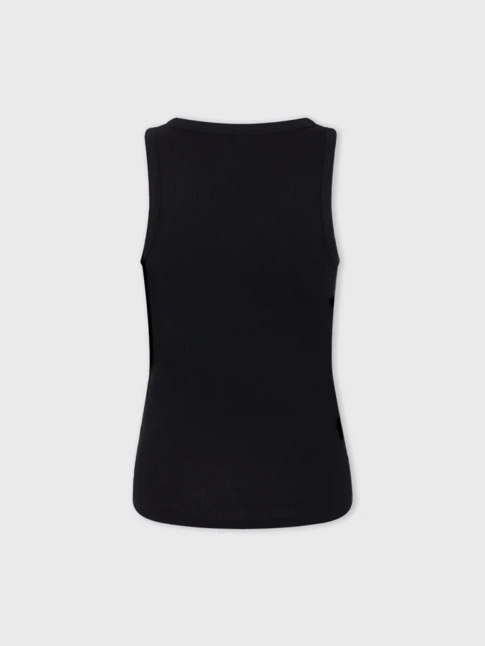 Sort tanktop med karakteristisk piercing